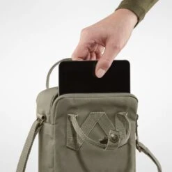 Fjallraven Fjällräven Kanken Sling Shoulderbag Navy 9 Fjallraven Fjällräven Kanken Sling Shoulderbag Navy -Mode Tassenwinkel fjallraven kanken sling detail 3 5