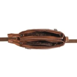 Chesterfield Laos Schoudertas Antique Buff Cognac -Mode Tassenwinkel laos cognac 4