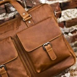 Chesterfield Dylan Laptop Schoudertas 17" Cognac 9 Chesterfield Dylan Laptop Schoudertas 17" Cognac -Mode Tassenwinkel leren laptoptas cognac dylan 2