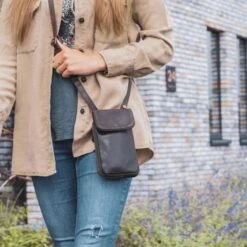 Chesterfield Anderson Schoudertas Mobiel Brown 13 Chesterfield Anderson Schoudertas Mobiel Brown -Mode Tassenwinkel leren telefoontasje bruin anderson