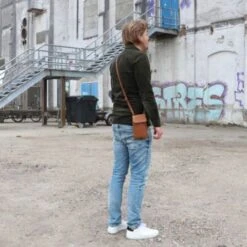 Chesterfield Anderson Schoudertas Mobiel Cognac -Mode Tassenwinkel leren telefoontasje cognac anderson